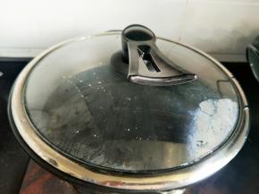 陶瓷锅放适量的水