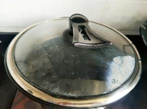 陶瓷锅放适量的水