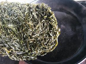 放入洗干净的海带丝片