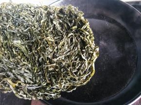 放入洗干净的海带丝片