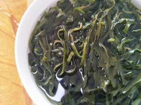 烫软就可以捞起来放冷水或者冰水泡下，保持口感