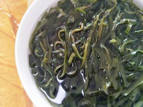 烫软就可以捞起来放冷水或者冰水泡下，保持口感