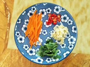 胡萝卜切丝，香菜切段，蒜头切蓉。辣椒切段