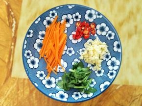 胡萝卜切丝，香菜切段，蒜头切蓉。辣椒切段