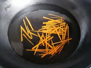 锅里再放入水煮开后放入胡萝卜丝烫软捞起备着