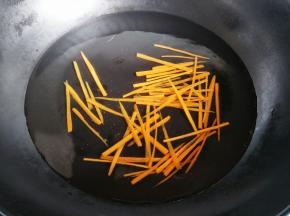 锅里再放入水煮开后放入胡萝卜丝烫软捞起备着