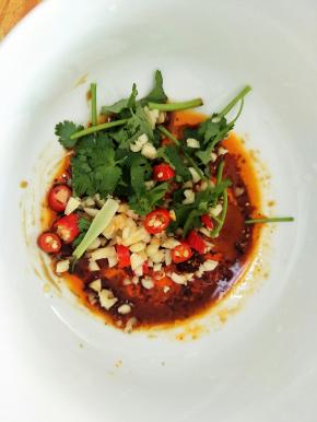 再放入辣椒香菜蒜头