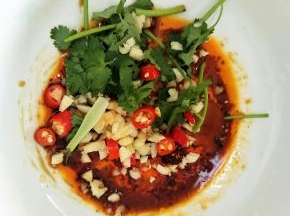 再放入辣椒香菜蒜头