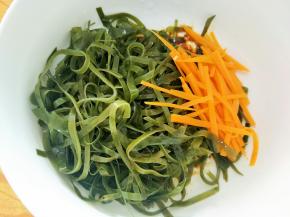 最后放入烫好的海带丝胡萝卜丝搅拌均匀就可以了