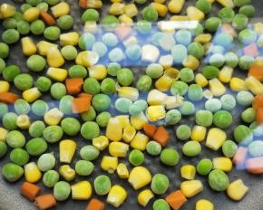 等待解冻的同时，青豆玉米粒放开水锅中焯烫熟。