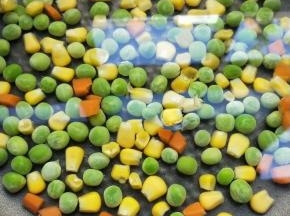 等待解冻的同时，青豆玉米粒放开水锅中焯烫熟。