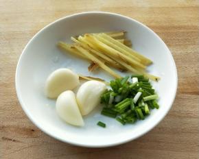 准备姜丝，蒜瓣，葱花。