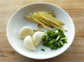 准备姜丝，蒜瓣，葱花。