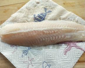 用厨房纸吸干鱼身上水分。