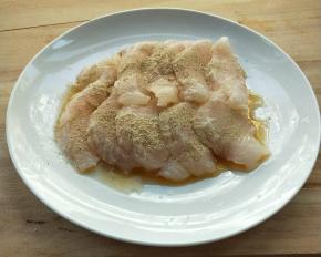 加白糖，盐，料酒，胡椒粉腌制。