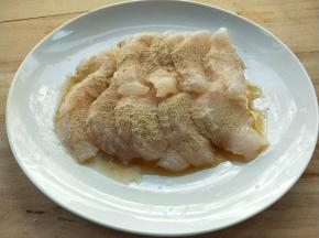 加白糖，盐，料酒，胡椒粉腌制。