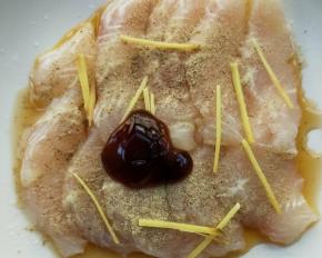 撒姜丝，蚝油抓匀。