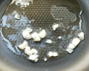 起油锅，放拍碎的蒜瓣。