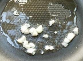 起油锅，放拍碎的蒜瓣。