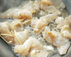 把鱼块倒入锅中。