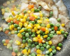 倒入青豆玉米粒。