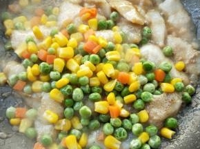 倒入青豆玉米粒。