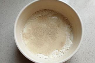 面粉，牛奶，盐，白糖，酵母全都放入容器中