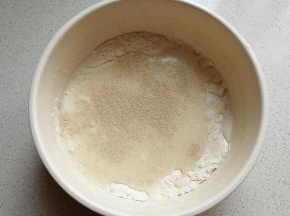面粉，牛奶，盐，白糖，酵母全都放入容器中