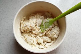 先用搅拌刀拌成絮状