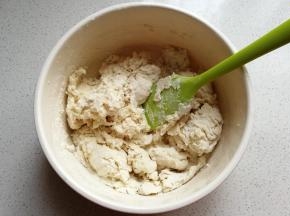 先用搅拌刀拌成絮状