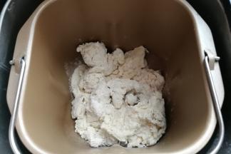 然后再把拌好的絮状面粉倒入面包机中开始揉面（当然你也可以把所有材料放入面包机中直接揉面，这个随个人喜好）