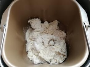 然后再把拌好的絮状面粉倒入面包机中开始揉面（当然你也可以把所有材料放入面包机中直接揉面，这个随个人喜好）