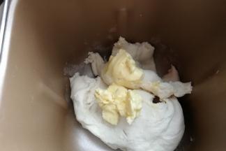 再加入室温软化的黄油继续揉面