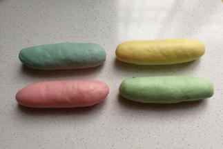 发酵好的小面团取出来挤压排气，分别搓成长条状。