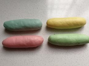 发酵好的小面团取出来挤压排气，分别搓成长条状。