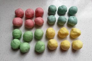 再把每种颜色的条状面团，分割成均匀的六个小剂子滚圆