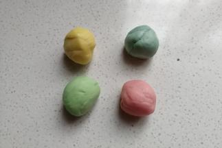 每个颜色的小面团取一份，4个为一组