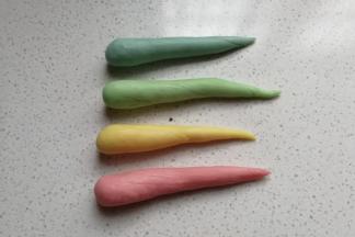 再分别把四个小面团搓成长形的水滴状