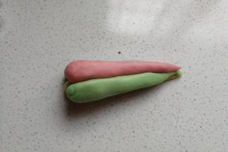 接着把四种颜色的面团颜色交错着叠加起来