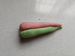 接着把四种颜色的面团颜色交错着叠加起来