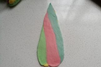 再用擀面杖从大头端向上擀开擀长