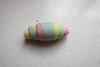 擀好后从底端向上一直卷上去