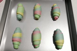 依次做完所有的彩虹面包卷，摆入烤盘中进行二次发酵