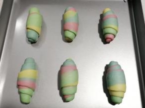 依次做完所有的彩虹面包卷，摆入烤盘中进行二次发酵