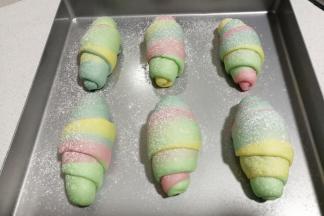 发酵至两倍大后在筛上高筋面粉，放入预热好的烤箱中层上下火170度烤约18分钟即可（上色满意后要及时加盖锡纸，不要烤糊了哦）