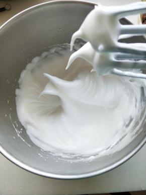 将蛋白分三次加入细砂糖用电动打蛋器打成九分发的蛋白霜。