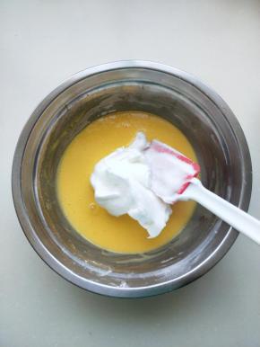 取一半蛋白霜放入蛋黄糊中，用橡皮刮刀切拌和翻拌手法拌匀直至看不到明显的蛋白霜。