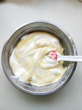 加入剩下的蛋白霜，继续用刮刀翻拌均匀。