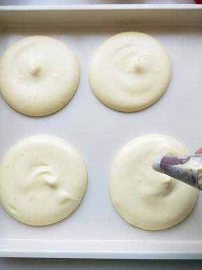 在不粘烤盘上挤出直径10厘米大小的圆片