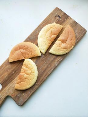 用刀将蛋糕从中切开